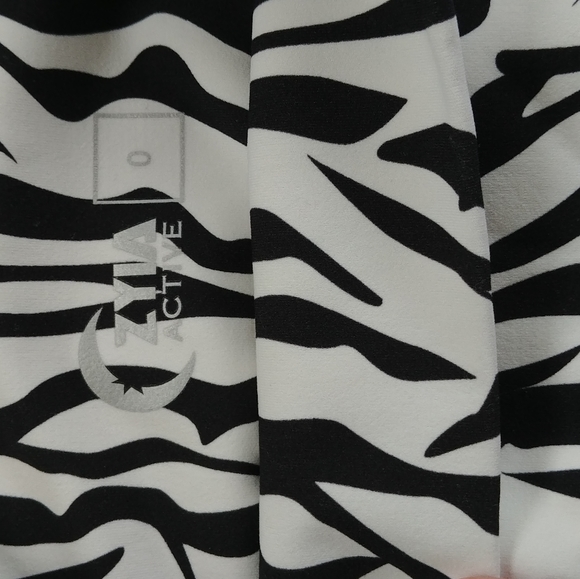 Zyia Safari Pocket Brilliant High-Rise 7/8 24" Perfect Condition! - Picture 4 of 5